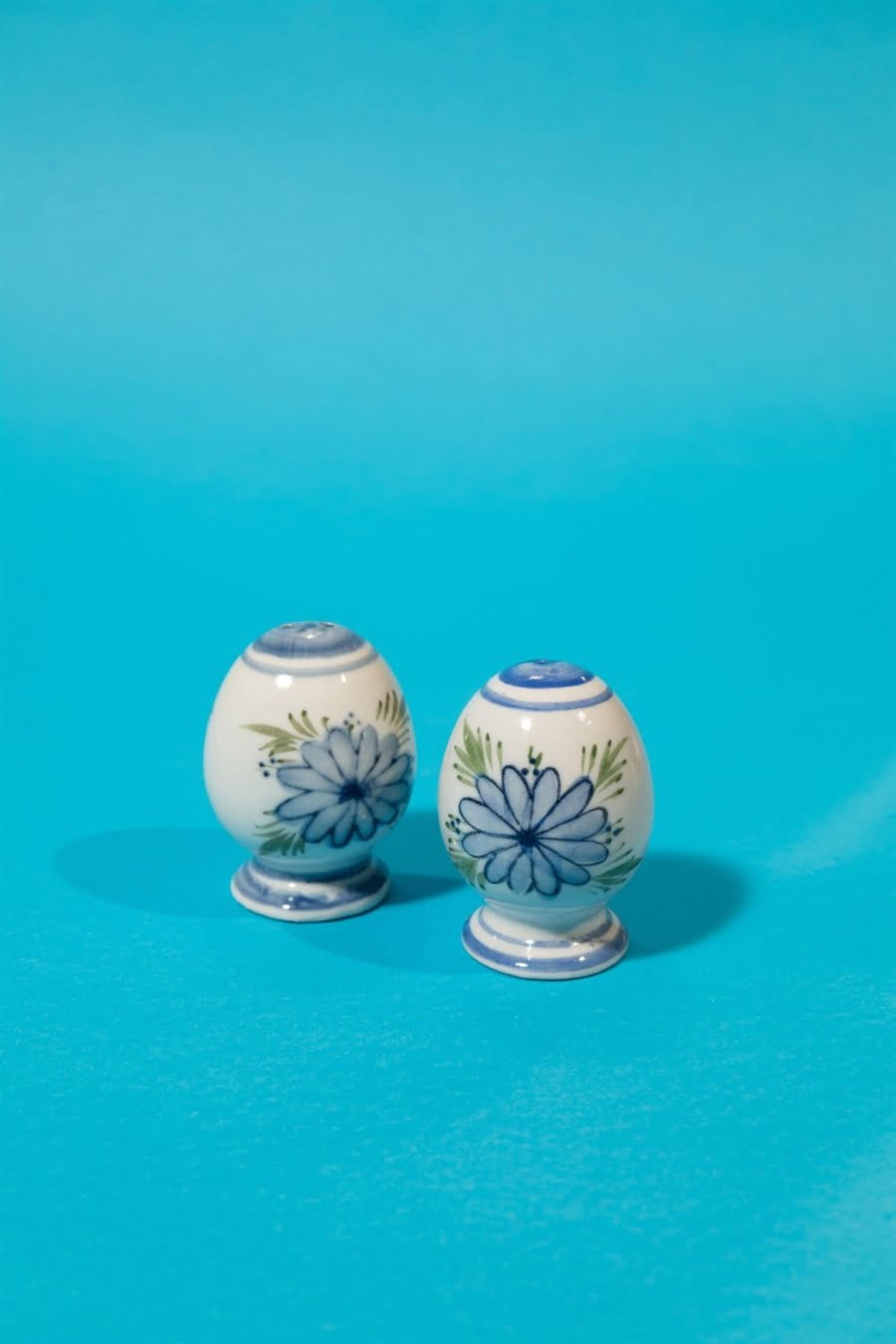 deep blue flowers salt and pepper shakers