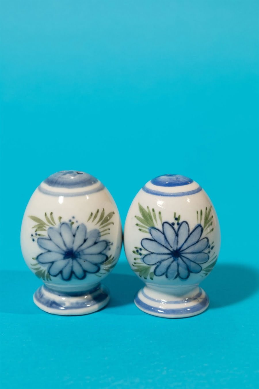 deep blue flowers salt and pepper shakers