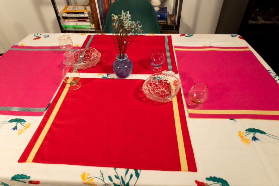 Red colour block placemat Red colour block placemat