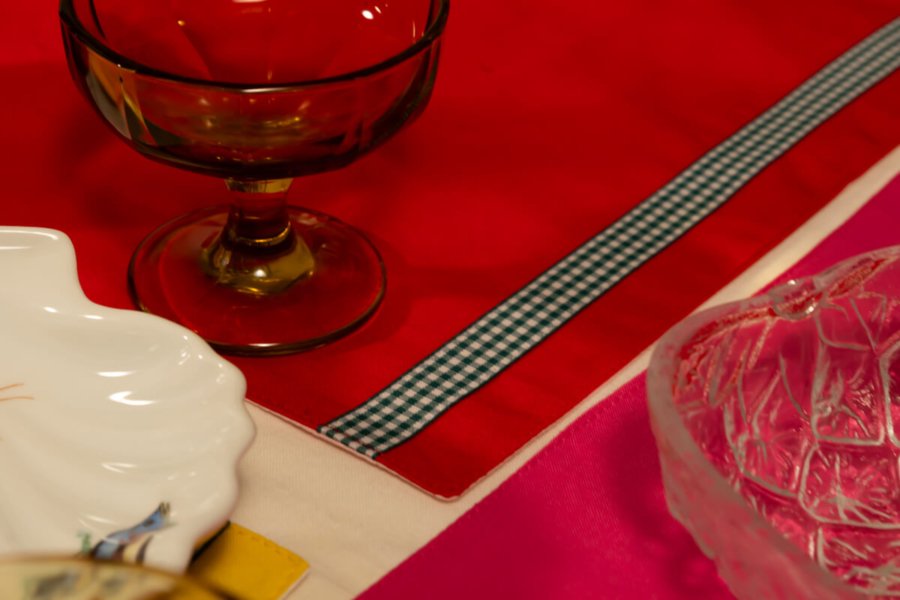 Red colour block placemat Red colour block placemat